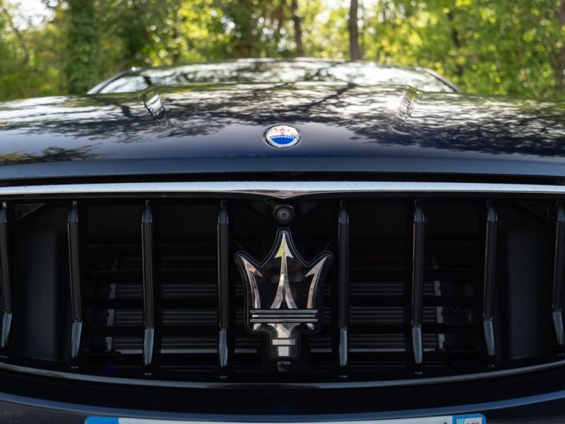 Grille avant avec logo distinctif – MASERATI – Levante GranSport Q4 – 2020 – Blue Nobile ( tri-couche ) – 56 300 km – 350 ch – V6 bi-turbo – Transmission : Automatique – Origine France – Privaty Cars – Spécialiste des voitures de sport d’occasion à La Rochelle