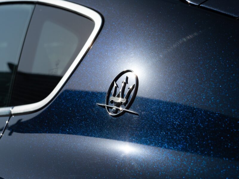 Emblème sur carrosserie brillante – MASERATI – Levante GranSport Q4 – 2020 – Blue Nobile ( tri-couche ) – 56 300 km – 350 ch – V6 bi-turbo – Transmission : Automatique – Origine France – Privaty Cars – Spécialiste des voitures de luxe d’occasion proche de Bordeaux