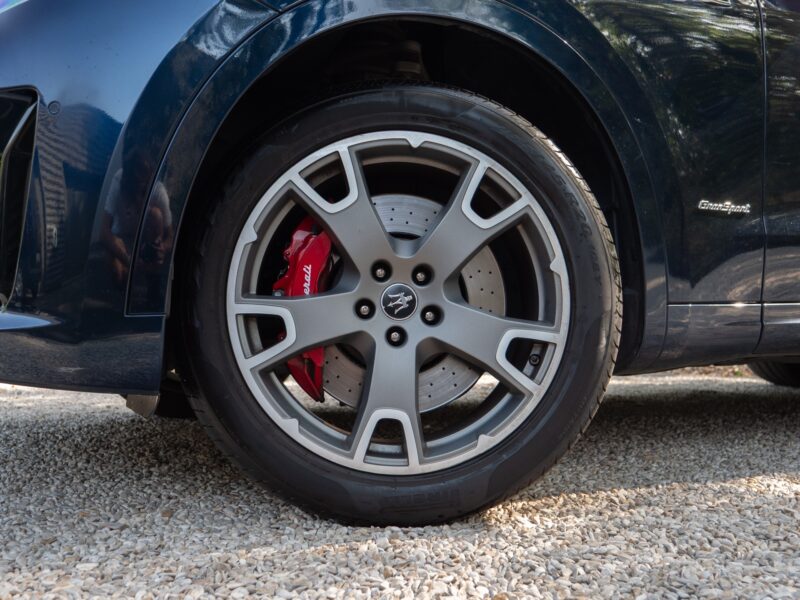 Jantes – MASERATI – Levante GranSport Q4 – 2020 – Blue Nobile ( tri-couche ) – 56 300 km – 350 ch – V6 bi-turbo – Transmission : Automatique – Origine France – Privaty Cars – Recherche de supercars hors marché proche de Bordeaux