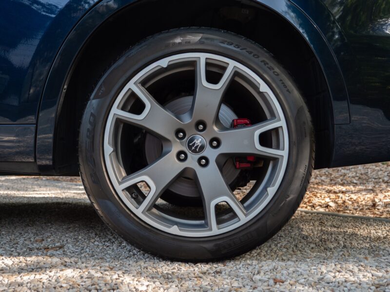 Jantes – MASERATI – Levante GranSport Q4 – 2020 – Blue Nobile ( tri-couche ) – 56 300 km – 350 ch – V6 bi-turbo – Transmission : Automatique – Origine France – Privaty Cars – Rachat express de supercars et hypercars à La Rochelle