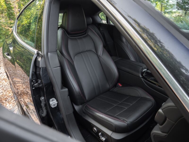 Sièges en cuir avec surpiqûres – MASERATI – Levante GranSport Q4 – 2020 – Blue Nobile ( tri-couche ) – 56 300 km – 350 ch – V6 bi-turbo – Transmission : Automatique – Origine France – Privaty Cars – Expert des modèles MASERATI en Nouvelle-Aquitaine