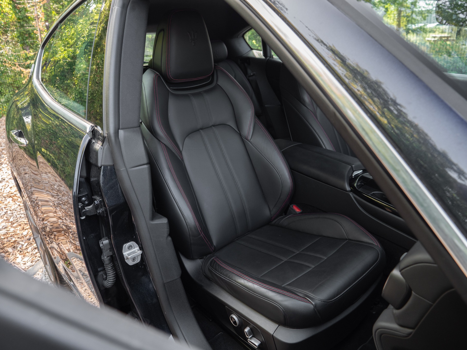 Sièges en cuir avec surpiqûres – MASERATI – Levante GranSport Q4 – 2020 – Blue Nobile ( tri-couche ) – 56 300 km – 350 ch – V6 bi-turbo – Transmission : Automatique – Origine France – Privaty Cars – Expert des modèles MASERATI en Nouvelle-Aquitaine
