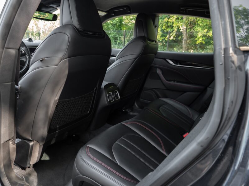Sièges arrière en cuir – MASERATI – Levante GranSport Q4 – 2020 – Blue Nobile ( tri-couche ) – 56 300 km – 350 ch – V6 bi-turbo – Transmission : Automatique – Origine France – Privaty Cars – Chasseur de voitures de sport sur mesure entre Bordeaux et Nantes