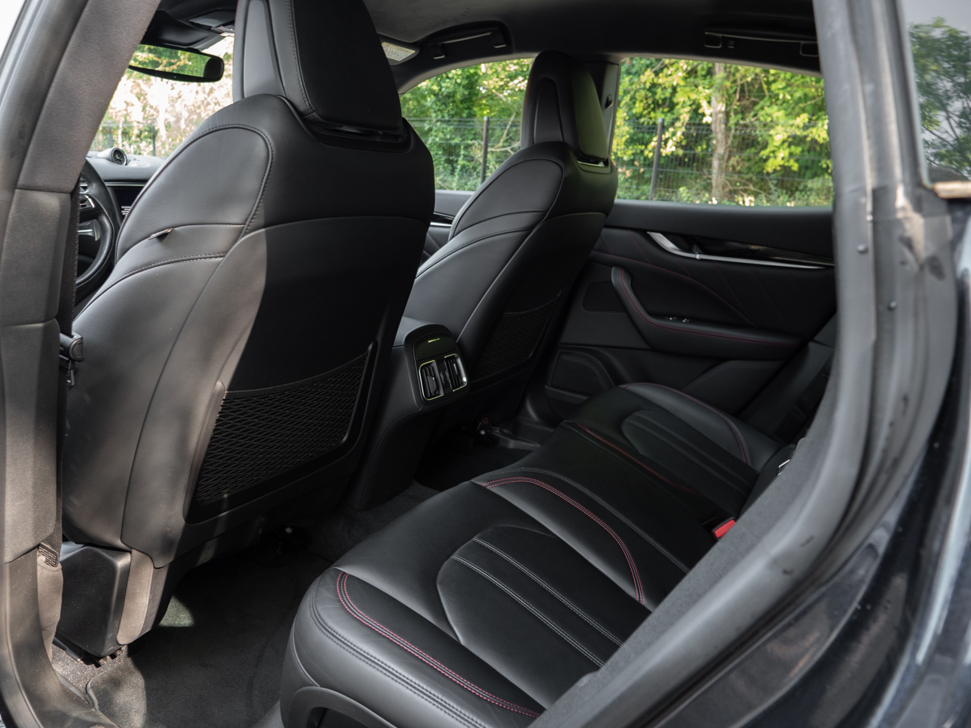 Sièges arrière en cuir – MASERATI – Levante GranSport Q4 – 2020 – Blue Nobile ( tri-couche ) – 56 300 km – 350 ch – V6 bi-turbo – Transmission : Automatique – Origine France – Privaty Cars – Chasseur de voitures de sport sur mesure entre Bordeaux et Nantes