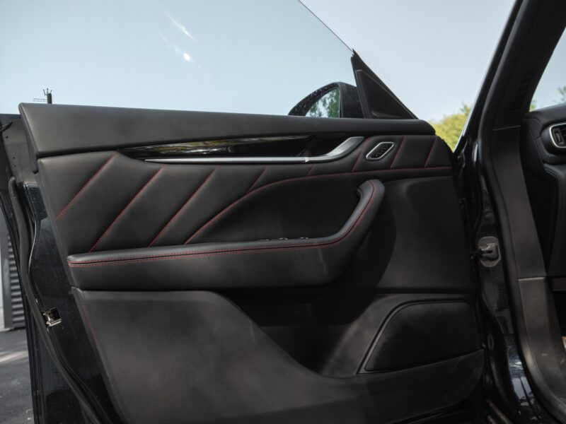 Panneau de porte en cuir avec surpiqûres – MASERATI – Levante GranSport Q4 – 2020 – Blue Nobile ( tri-couche ) – 56 300 km – 350 ch – V6 bi-turbo – Transmission : Automatique – Origine France – Privaty Cars – Vente de véhicules d’investissement et de collection proche de Bordeaux