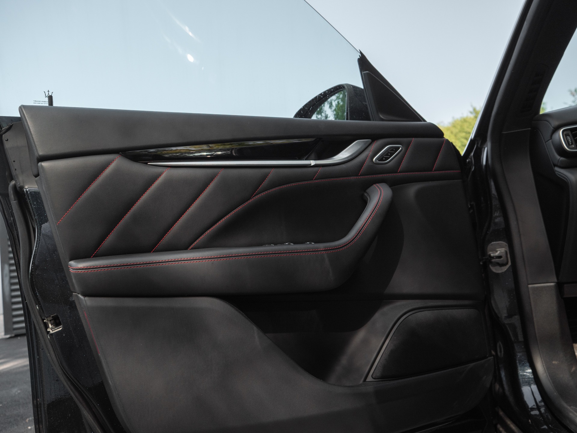 Panneau de porte en cuir avec surpiqûres – MASERATI – Levante GranSport Q4 – 2020 – Blue Nobile ( tri-couche ) – 56 300 km – 350 ch – V6 bi-turbo – Transmission : Automatique – Origine France – Privaty Cars – Vente de véhicules d’investissement et de collection proche de Bordeaux