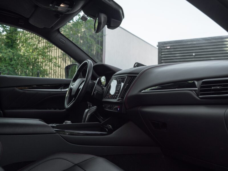 Tableau de bord – MASERATI – Levante GranSport Q4 – 2020 – Blue Nobile ( tri-couche ) – 56 300 km – 350 ch – V6 bi-turbo – Transmission : Automatique – Origine France – Privaty Cars – Spécialiste des voitures de sport d’occasion dans l’Ouest de la France