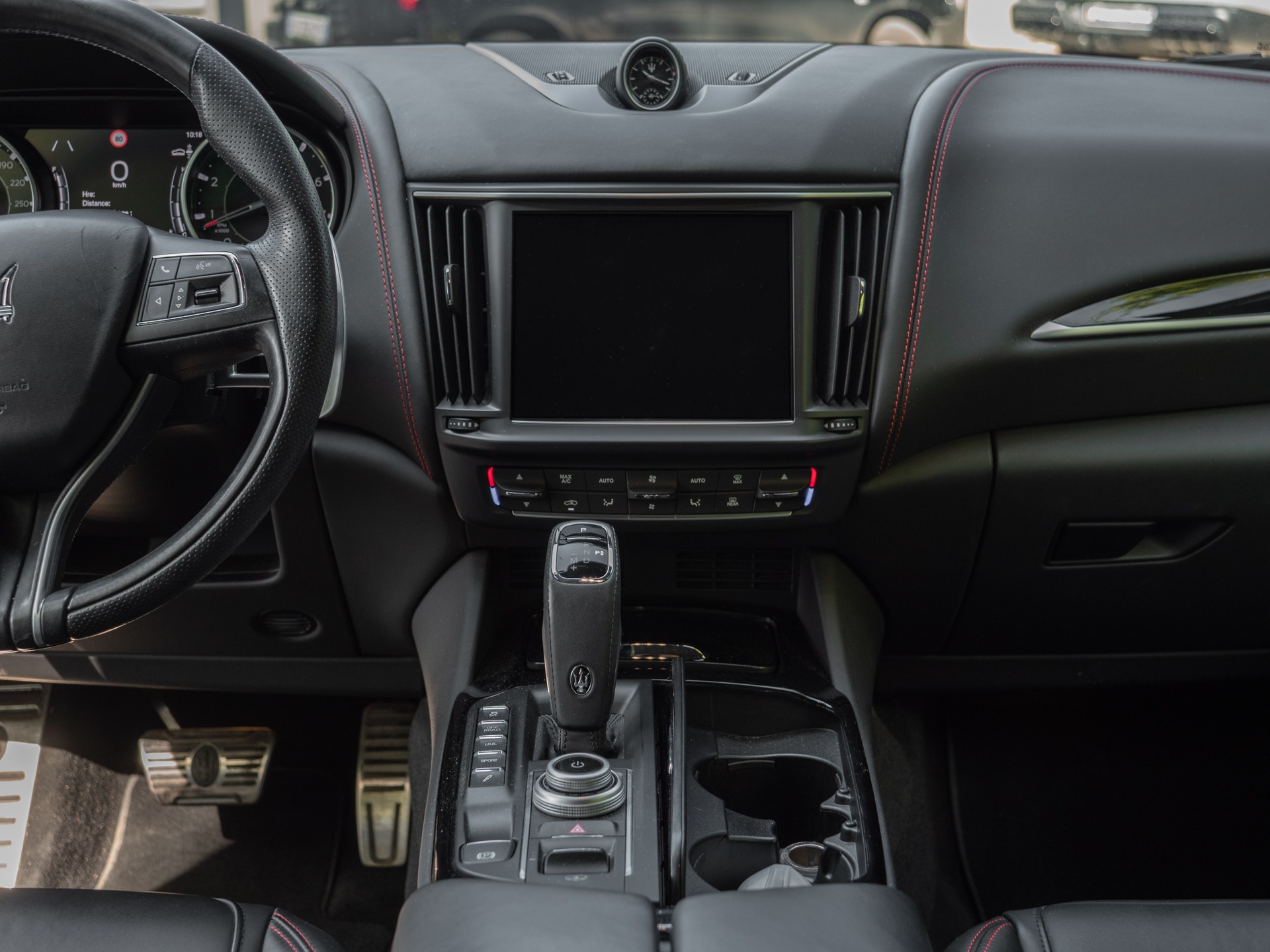 Tableau de bord – MASERATI – Levante GranSport Q4 – 2020 – Blue Nobile ( tri-couche ) – 56 300 km – 350 ch – V6 bi-turbo – Transmission : Automatique – Origine France – Privaty Cars – Spécialiste MASERATI d’occasion dans l’Ouest de la France