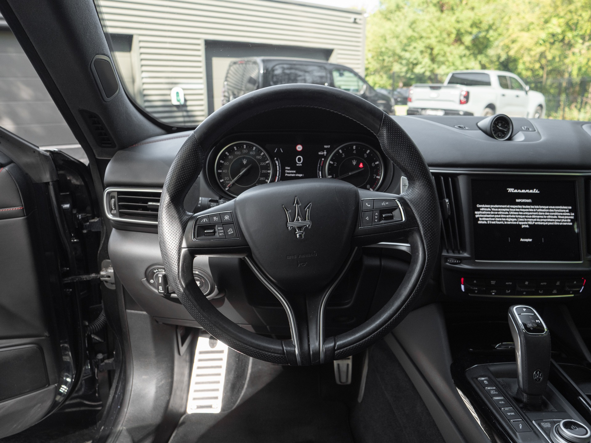 Volant – MASERATI – Levante GranSport Q4 – 2020 – Blue Nobile ( tri-couche ) – 56 300 km – 350 ch – V6 bi-turbo – Transmission : Automatique – Origine France – Privaty Cars – Dépôt-vente de véhicules MASERATI en Charente-Maritime