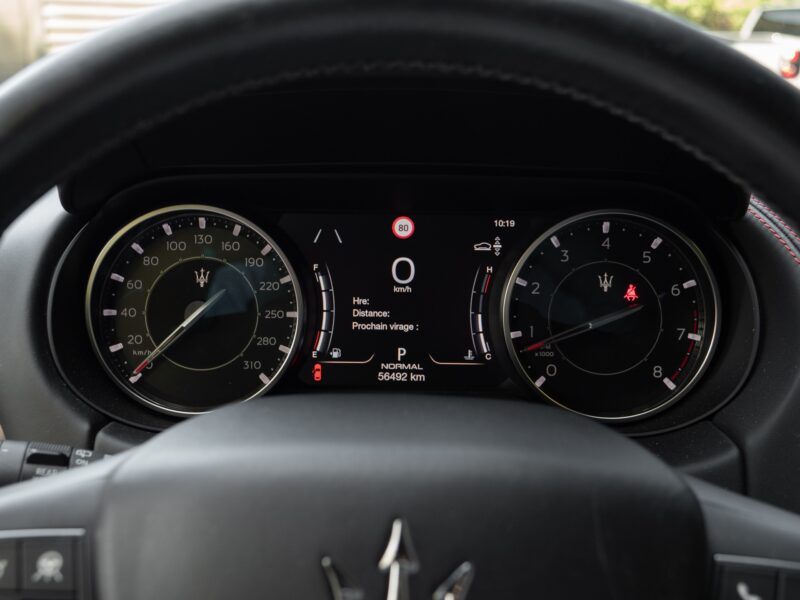 Tableau de bord avec compteurs numériques – MASERATI – Levante GranSport Q4 – 2020 – Blue Nobile ( tri-couche ) – 56 300 km – 350 ch – V6 bi-turbo – Transmission : Automatique – Origine France – Privaty Cars – Achat et vente de supercars d’occasion en Nouvelle-Aquitaine