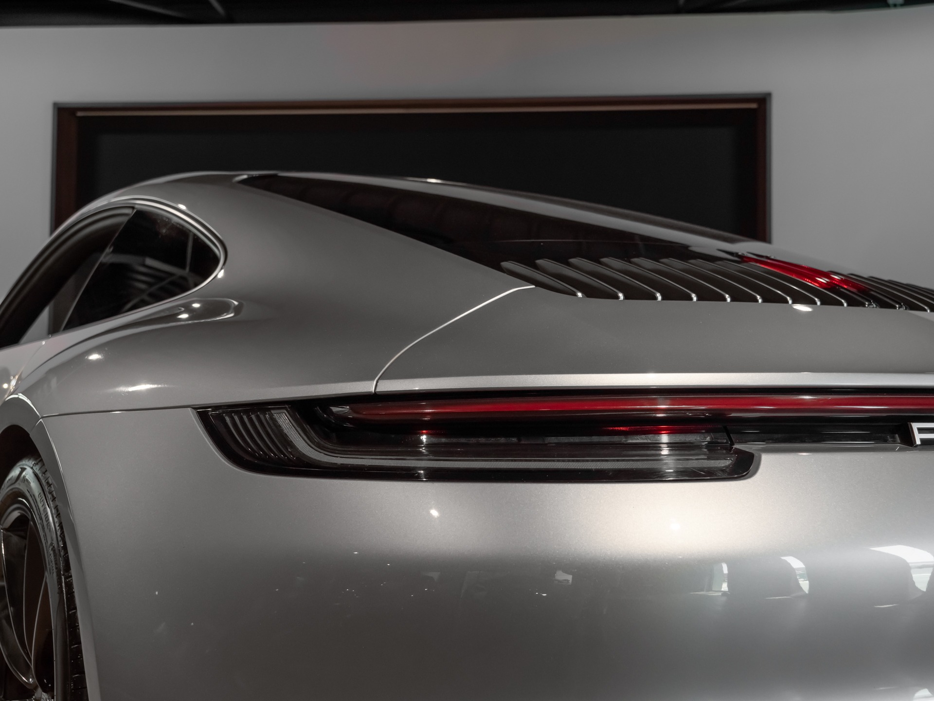 Vue arrière avec feux LED – PORSCHE – 911 991.1 CARRERA 4S – 2019 – Gris Argent GT – 69 500 km – 450 ch – Flat 6 Atmo – Transmission : Automatique – Origine Allemagne – Privaty Cars – Vente de supercars d’occasion à La Rochelle