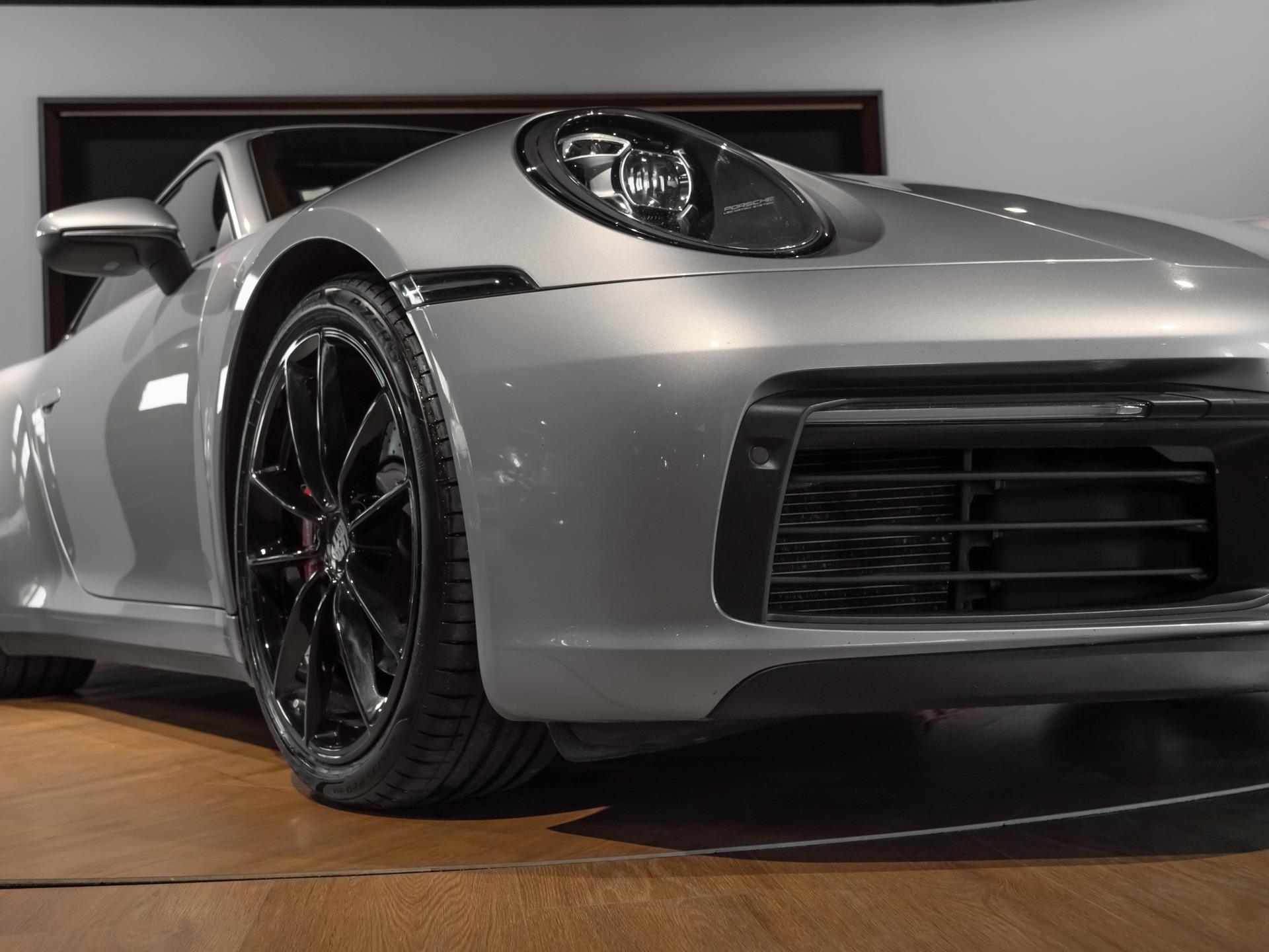 Pneu avec jante noire brillante – PORSCHE – 911 991.1 CARRERA 4S – 2019 – Gris Argent GT – 69 500 km – 450 ch – Flat 6 Atmo – Transmission : Automatique – Origine Allemagne – Privaty Cars – Spécialiste PORSCHE d’occasion proche de Bordeaux