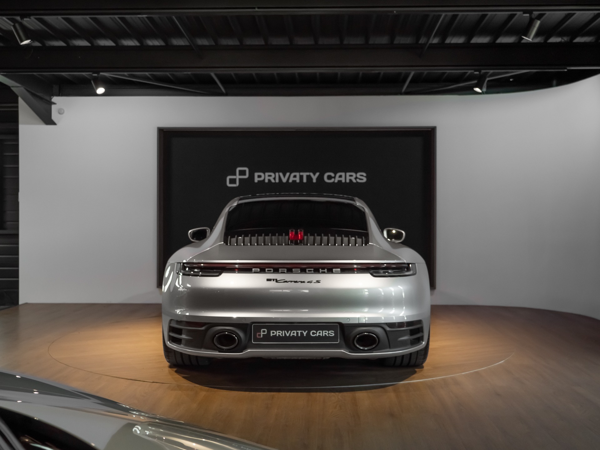 Vue arrière avec feux LED – PORSCHE – 911 991.1 CARRERA 4S – 2019 – Gris Argent GT – 69 500 km – 450 ch – Flat 6 Atmo – Transmission : Automatique – Origine Allemagne – Privaty Cars – Vente de supercars d’occasion près de Niort