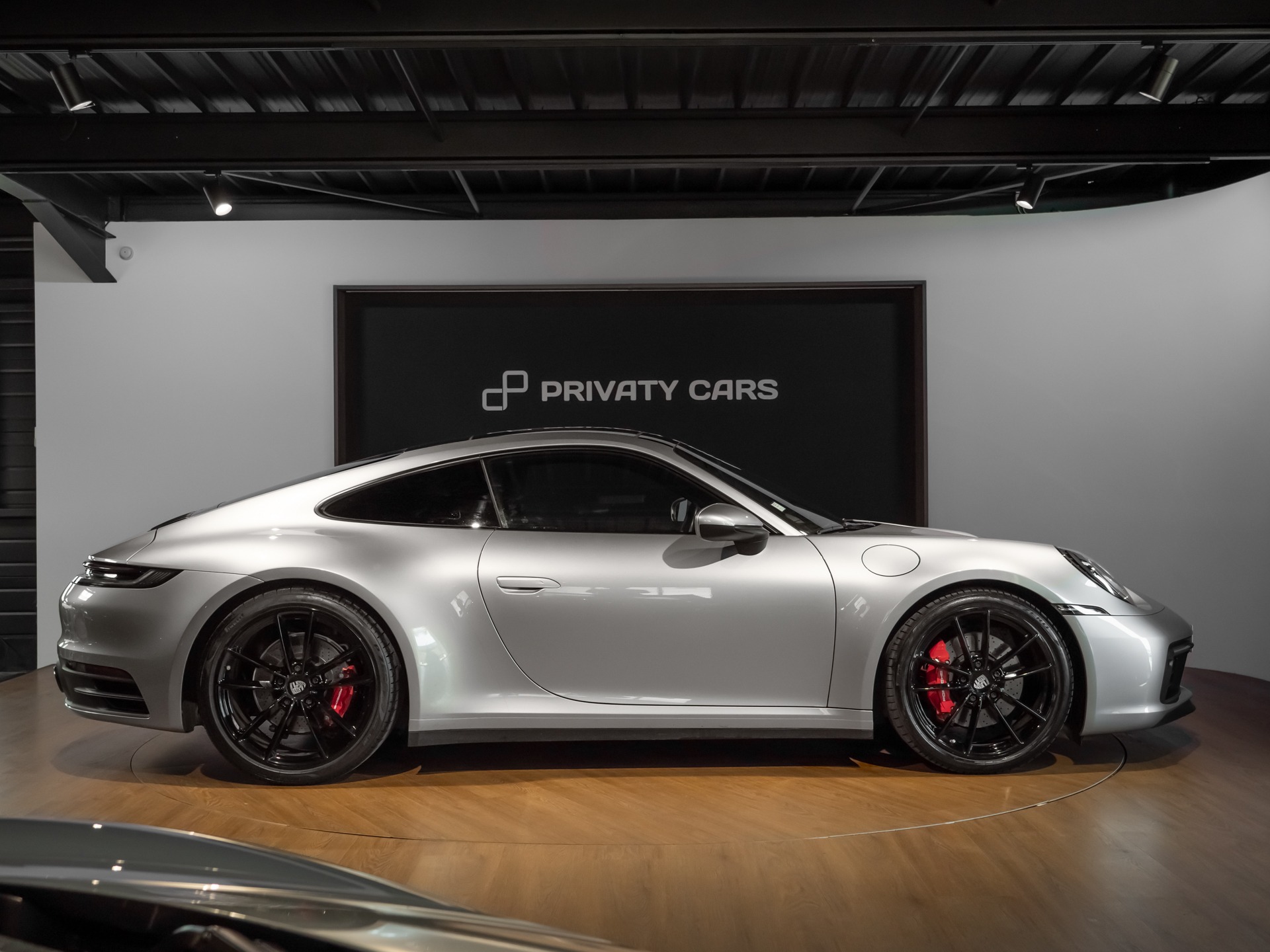 Vue latérale avec jantes noires – PORSCHE – 911 991.1 CARRERA 4S – 2019 – Gris Argent GT – 69 500 km – 450 ch – Flat 6 Atmo – Transmission : Automatique – Origine Allemagne – Privaty Cars – Spécialiste des voitures de luxe d’occasion près de Niort