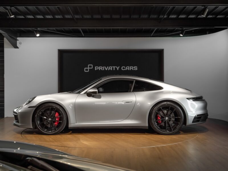 Vue latérale avec jantes noires – PORSCHE – 911 991.1 CARRERA 4S – 2019 – Gris Argent GT – 69 500 km – 450 ch – Flat 6 Atmo – Transmission : Automatique – Origine Allemagne – Privaty Cars – Spécialiste des voitures de sport d’occasion près de Poitiers