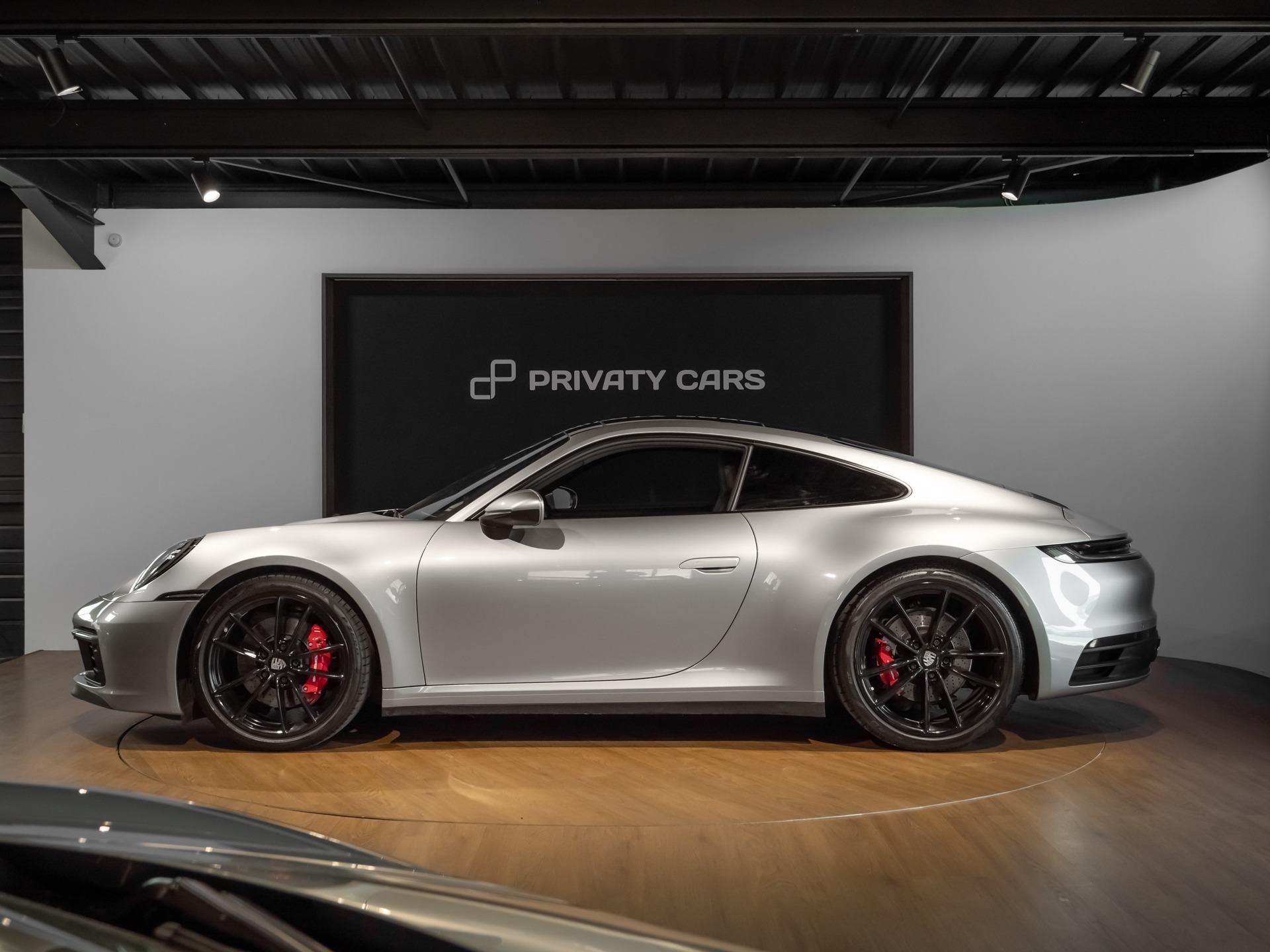 Vue latérale avec jantes noires – PORSCHE – 911 991.1 CARRERA 4S – 2019 – Gris Argent GT – 69 500 km – 450 ch – Flat 6 Atmo – Transmission : Automatique – Origine Allemagne – Privaty Cars – Spécialiste des voitures de sport d’occasion près de Poitiers