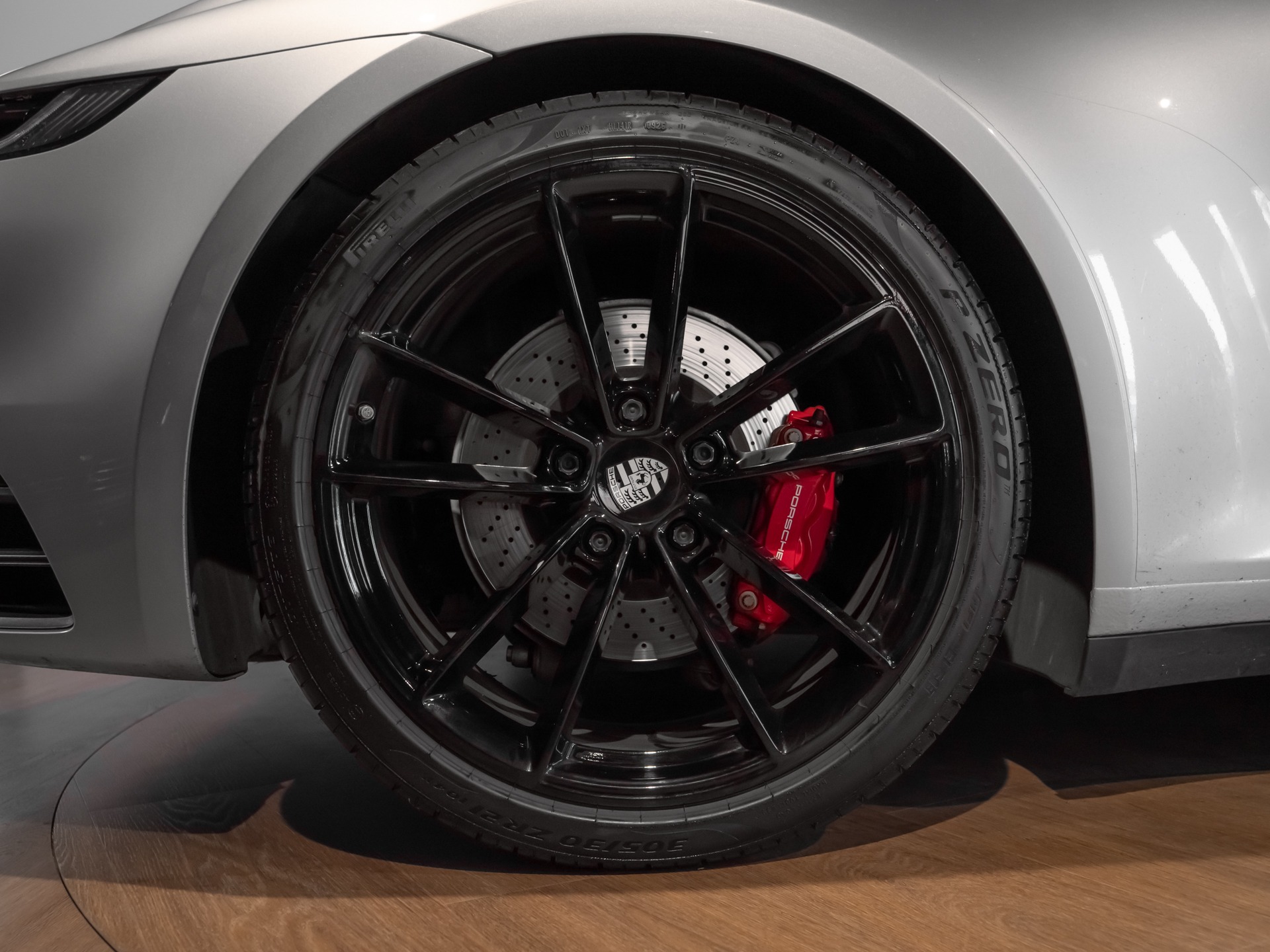 Jantes noires avec étriers rouges – PORSCHE – 911 991.1 CARRERA 4S – 2019 – Gris Argent GT – 69 500 km – 450 ch – Flat 6 Atmo – Transmission : Automatique – Origine Allemagne – Privaty Cars – Vente de véhicules d’investissement et de collection à 2 heures de Paris en TGV