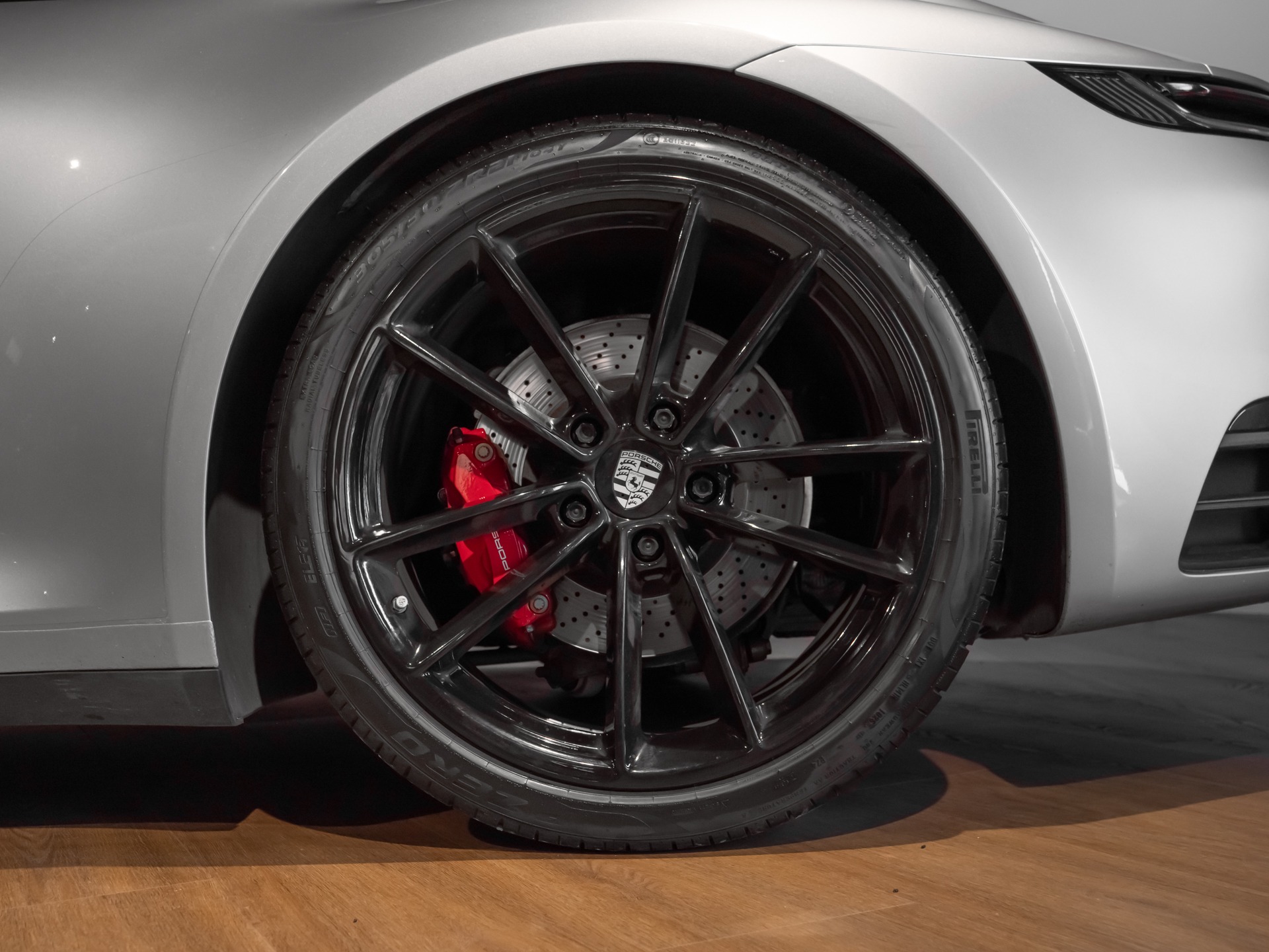 Jantes avec étriers rouges – PORSCHE – 911 991.1 CARRERA 4S – 2019 – Gris Argent GT – 69 500 km – 450 ch – Flat 6 Atmo – Transmission : Automatique – Origine Allemagne – Privaty Cars – Rachat cash de voitures de sport d’occasion en Nouvelle-Aquitaine