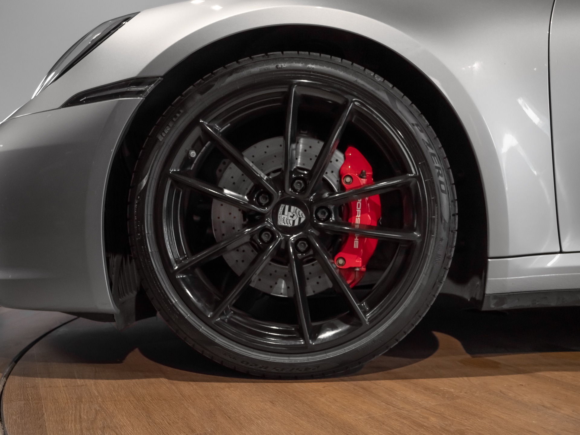Jantes noires avec étriers rouges – PORSCHE – 911 991.1 CARRERA 4S – 2019 – Gris Argent GT – 69 500 km – 450 ch – Flat 6 Atmo – Transmission : Automatique – Origine Allemagne – Privaty Cars – Achat et vente de véhicules PORSCHE d’occasion près de Niort