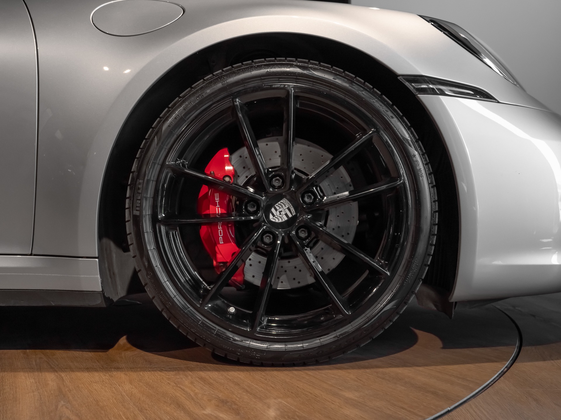 Jantes avec étriers de frein rouges – PORSCHE – 911 991.1 CARRERA 4S – 2019 – Gris Argent GT – 69 500 km – 450 ch – Flat 6 Atmo – Transmission : Automatique – Origine Allemagne – Privaty Cars – Expert des modèles PORSCHE proche de Nantes