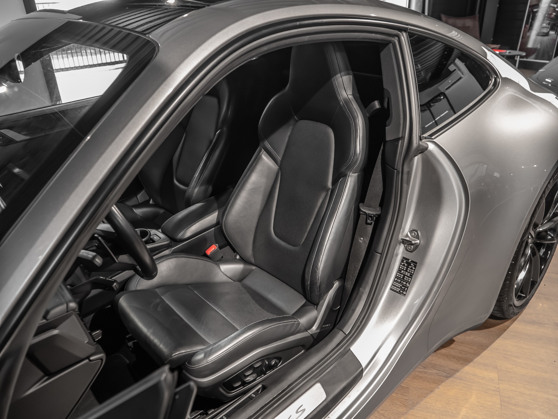 Sièges baquets en cuir – PORSCHE – 911 991.1 CARRERA 4S – 2019 – Gris Argent GT – 69 500 km – 450 ch – Flat 6 Atmo – Transmission : Automatique – Origine Allemagne – Privaty Cars – Rachat cash de voitures PORSCHE proche de Nantes