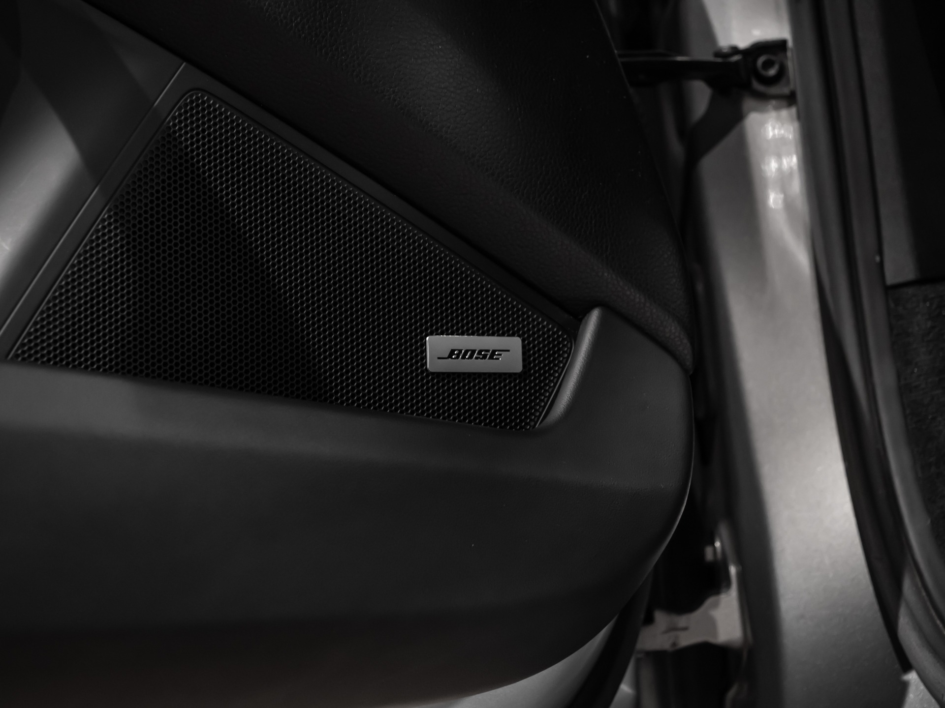 Haut-parleur intégré dans la portière – PORSCHE – 911 991.1 CARRERA 4S – 2019 – Gris Argent GT – 69 500 km – 450 ch – Flat 6 Atmo – Transmission : Automatique – Origine Allemagne – Privaty Cars – Dépôt-vente de véhicules PORSCHE près de Niort