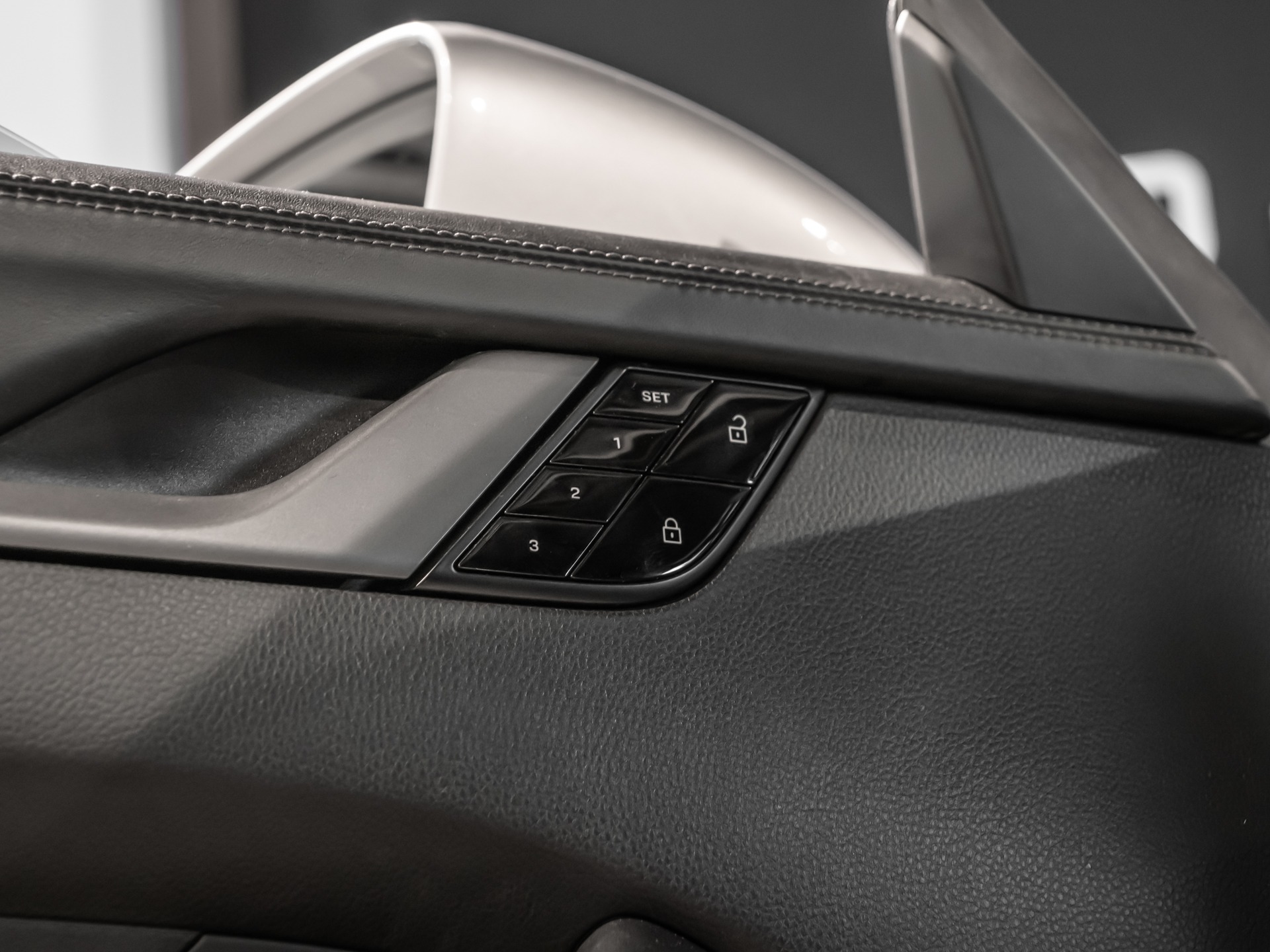 Commandes de réglage des sièges – PORSCHE – 911 991.1 CARRERA 4S – 2019 – Gris Argent GT – 69 500 km – 450 ch – Flat 6 Atmo – Transmission : Automatique – Origine Allemagne – Privaty Cars – Négoce de véhicules GT et sportives d’exception à La Rochelle
