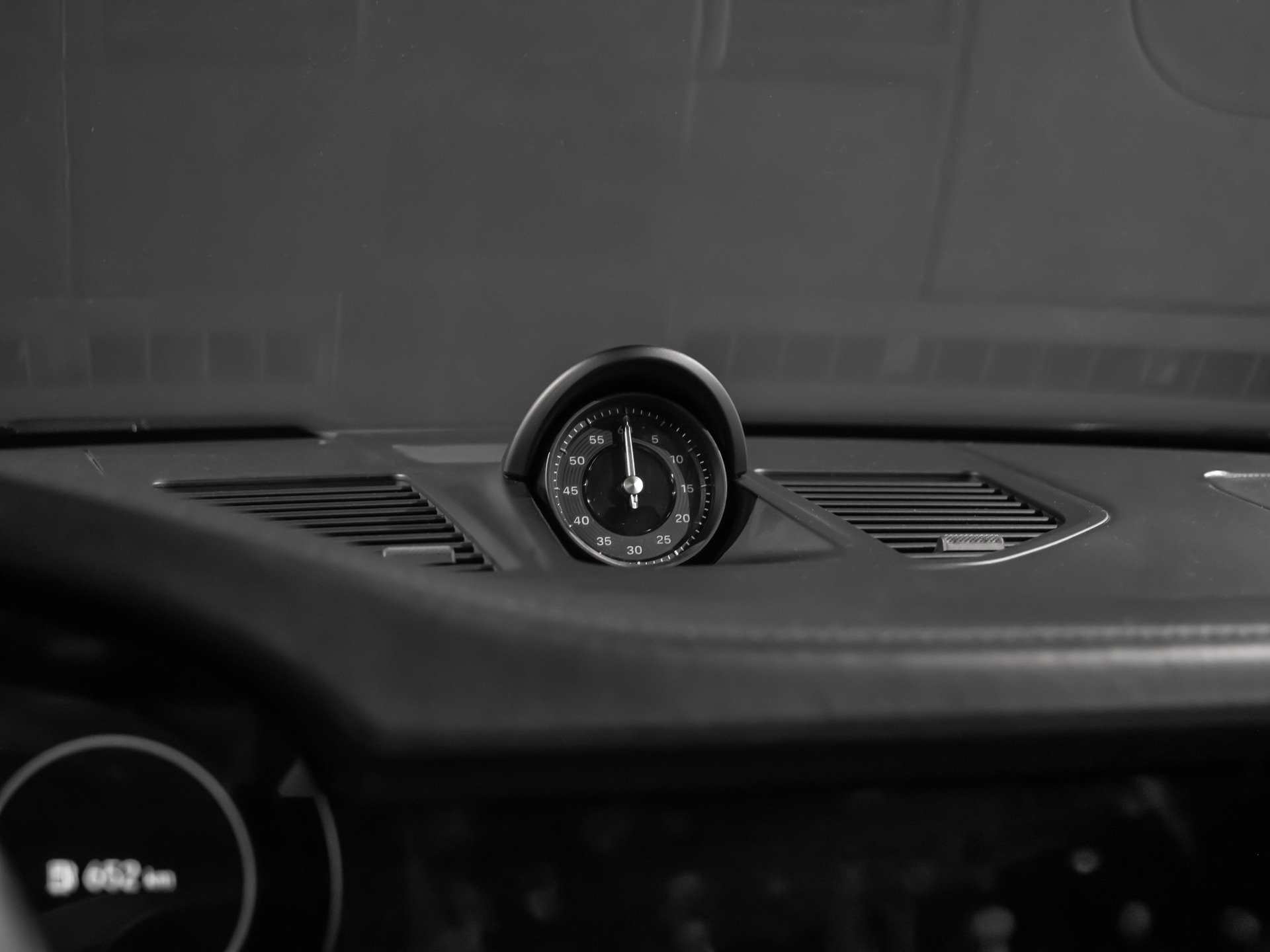 Compteur de vitesse central – PORSCHE – 911 991.1 CARRERA 4S – 2019 – Gris Argent GT – 69 500 km – 450 ch – Flat 6 Atmo – Transmission : Automatique – Origine Allemagne – Privaty Cars – Conciergerie automobile pour véhicules de sport près de Niort