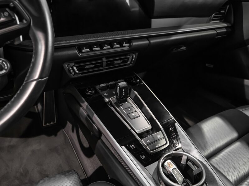 Console centrale avec commandes intégrées – PORSCHE – 911 991.1 CARRERA 4S – 2019 – Gris Argent GT – 69 500 km – 450 ch – Flat 6 Atmo – Transmission : Automatique – Origine Allemagne – Privaty Cars – Dépôt-vente de voitures de sport et véhicules d’exception à 2 heures de Paris en TGV