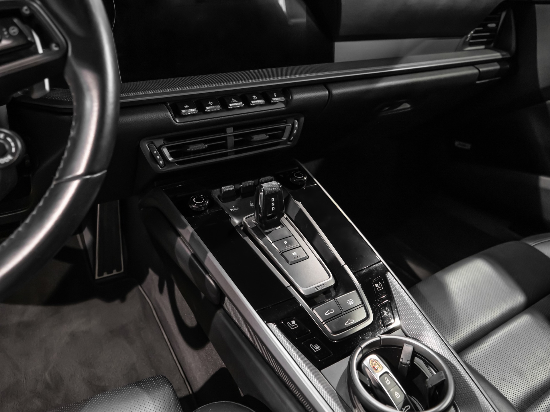 Console centrale avec commandes intégrées – PORSCHE – 911 991.1 CARRERA 4S – 2019 – Gris Argent GT – 69 500 km – 450 ch – Flat 6 Atmo – Transmission : Automatique – Origine Allemagne – Privaty Cars – Dépôt-vente de voitures de sport et véhicules d’exception à 2 heures de Paris en TGV