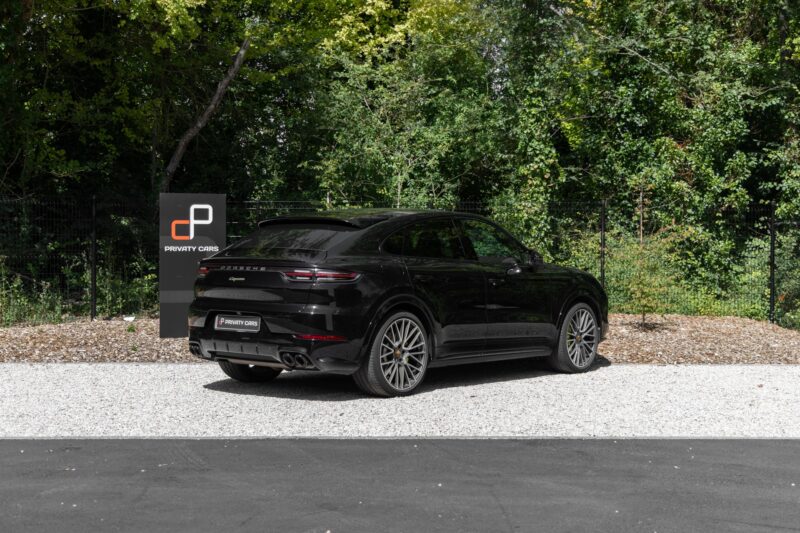 Vue arrière avec double sortie d'échappement – PORSCHE – Cayenne – 2021 – Noir Schwarz – 69 900 km – 462 ch – V6 Turbo Hybrid – Transmission : Automatique – Origine Allemagne – Privaty Cars – Achat et vente de voitures de sport d’occasion près de Poitiers