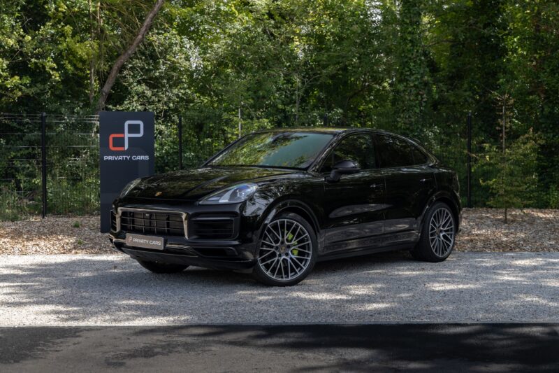 Vue latérale avec jantes sportives – PORSCHE – Cayenne – 2021 – Noir Schwarz – 69 900 km – 462 ch – V6 Turbo Hybrid – Transmission : Automatique – Origine Allemagne – Privaty Cars – Achat et vente de véhicules PORSCHE d’occasion entre Bordeaux et Nantes