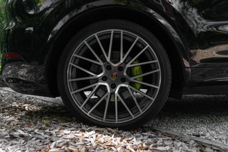 Jantes en alliage avec design complexe – PORSCHE – Cayenne – 2021 – Noir Schwarz – 69 900 km – 462 ch – V6 Turbo Hybrid – Transmission : Automatique – Origine Allemagne – Privaty Cars – Expert des modèles PORSCHE en Nouvelle-Aquitaine