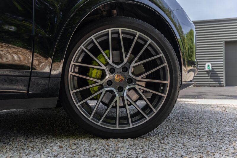 Jantes – PORSCHE – Cayenne – 2021 – Noir Schwarz – 69 900 km – 462 ch – V6 Turbo Hybrid – Transmission : Automatique – Origine Allemagne – Privaty Cars – Mandat de vente pour automobiles de luxe proche de Nantes