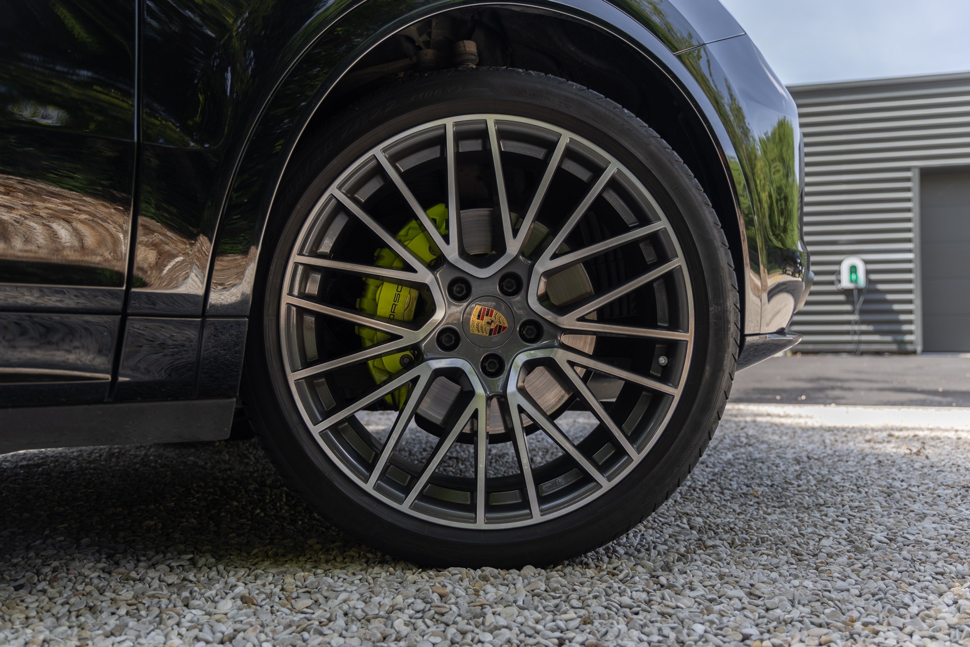 Jantes – PORSCHE – Cayenne – 2021 – Noir Schwarz – 69 900 km – 462 ch – V6 Turbo Hybrid – Transmission : Automatique – Origine Allemagne – Privaty Cars – Mandat de vente pour automobiles de luxe proche de Nantes