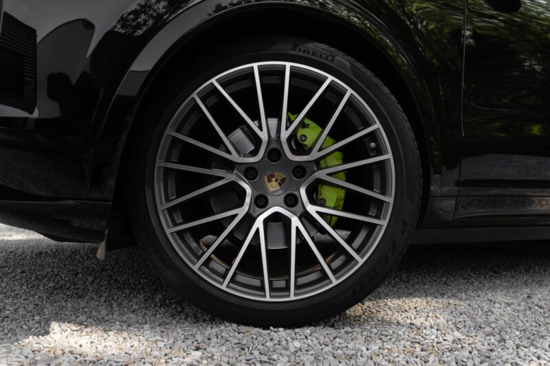 Jantes – PORSCHE – Cayenne – 2021 – Noir Schwarz – 69 900 km – 462 ch – V6 Turbo Hybrid – Transmission : Automatique – Origine Allemagne – Privaty Cars – Vente de voitures de prestige d’occasion entre Bordeaux et Nantes