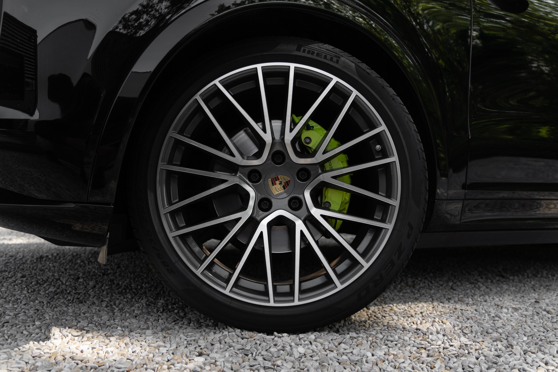 Jantes – PORSCHE – Cayenne – 2021 – Noir Schwarz – 69 900 km – 462 ch – V6 Turbo Hybrid – Transmission : Automatique – Origine Allemagne – Privaty Cars – Vente de voitures de prestige d’occasion entre Bordeaux et Nantes