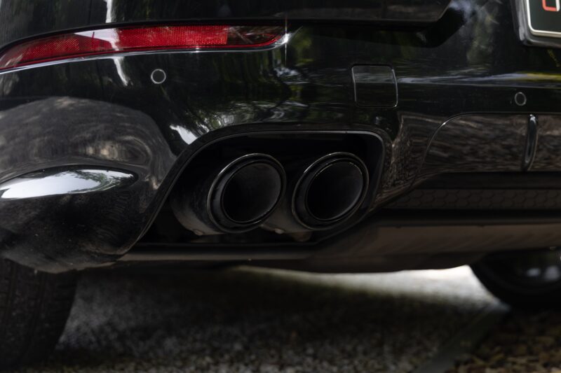 Double sortie d'échappement ronde – PORSCHE – Cayenne – 2021 – Noir Schwarz – 69 900 km – 462 ch – V6 Turbo Hybrid – Transmission : Automatique – Origine Allemagne – Privaty Cars – Mandat de vente pour automobiles de luxe en Nouvelle-Aquitaine