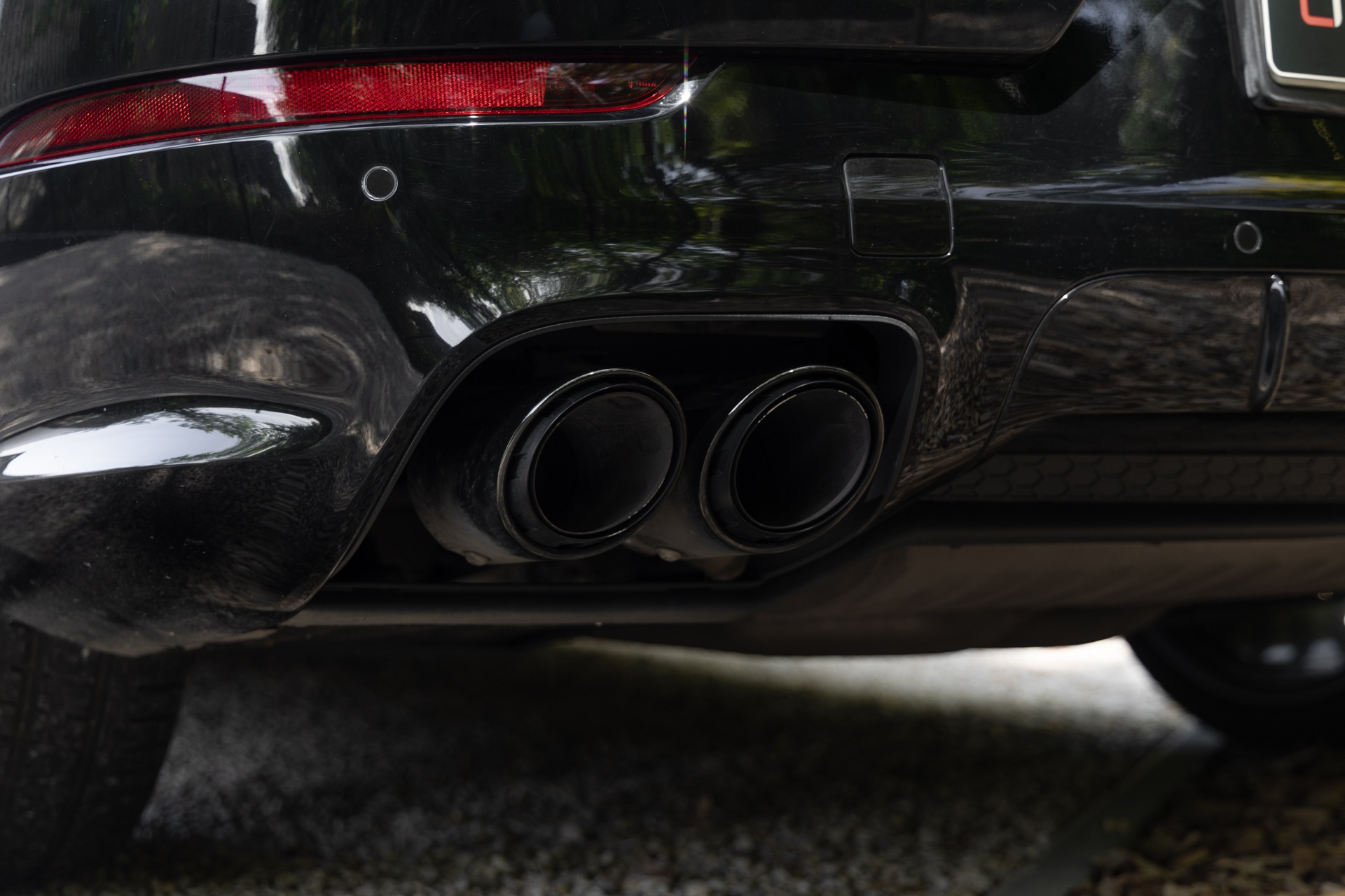 Double sortie d'échappement ronde – PORSCHE – Cayenne – 2021 – Noir Schwarz – 69 900 km – 462 ch – V6 Turbo Hybrid – Transmission : Automatique – Origine Allemagne – Privaty Cars – Mandat de vente pour automobiles de luxe en Nouvelle-Aquitaine
