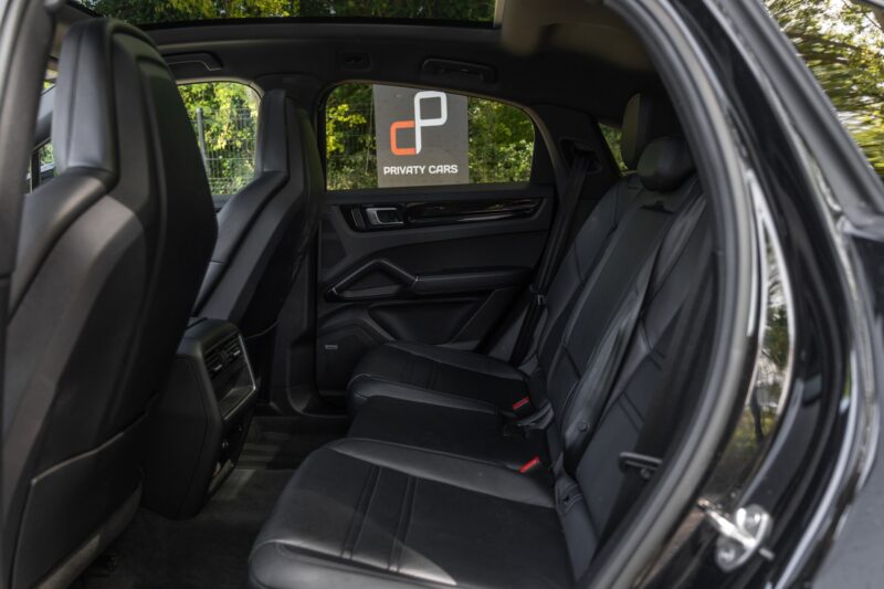 Sièges – PORSCHE – Cayenne – 2021 – Noir Schwarz – 69 900 km – 462 ch – V6 Turbo Hybrid – Transmission : Automatique – Origine Allemagne – Privaty Cars – Achat et vente de voitures de luxe d’occasion en Charente-Maritime