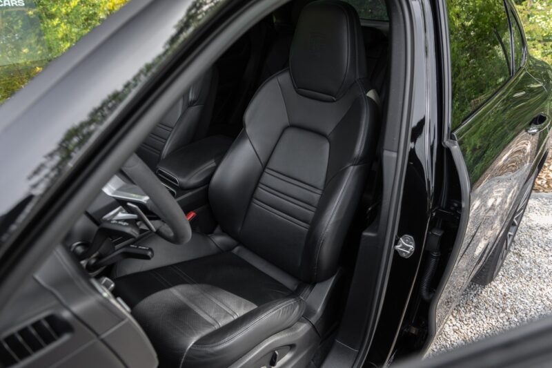 Sièges – PORSCHE – Cayenne – 2021 – Noir Schwarz – 69 900 km – 462 ch – V6 Turbo Hybrid – Transmission : Automatique – Origine Allemagne – Privaty Cars – Achat et vente de voitures de sport d’occasion en Charente-Maritime