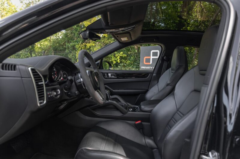 Sièges en cuir avec surpiqûres – PORSCHE – Cayenne – 2021 – Noir Schwarz – 69 900 km – 462 ch – V6 Turbo Hybrid – Transmission : Automatique – Origine Allemagne – Privaty Cars – Expertise et vente de modèles Super Sport dans l’Ouest de la France