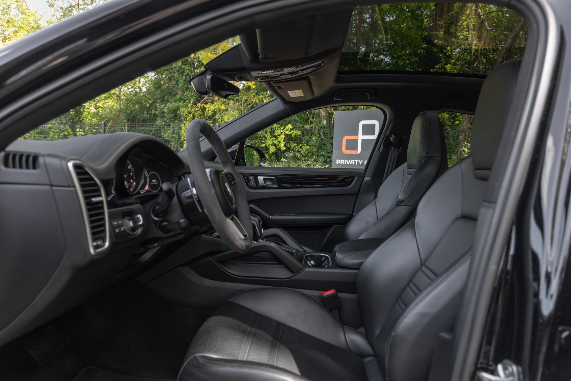 Sièges en cuir avec surpiqûres – PORSCHE – Cayenne – 2021 – Noir Schwarz – 69 900 km – 462 ch – V6 Turbo Hybrid – Transmission : Automatique – Origine Allemagne – Privaty Cars – Expertise et vente de modèles Super Sport dans l’Ouest de la France