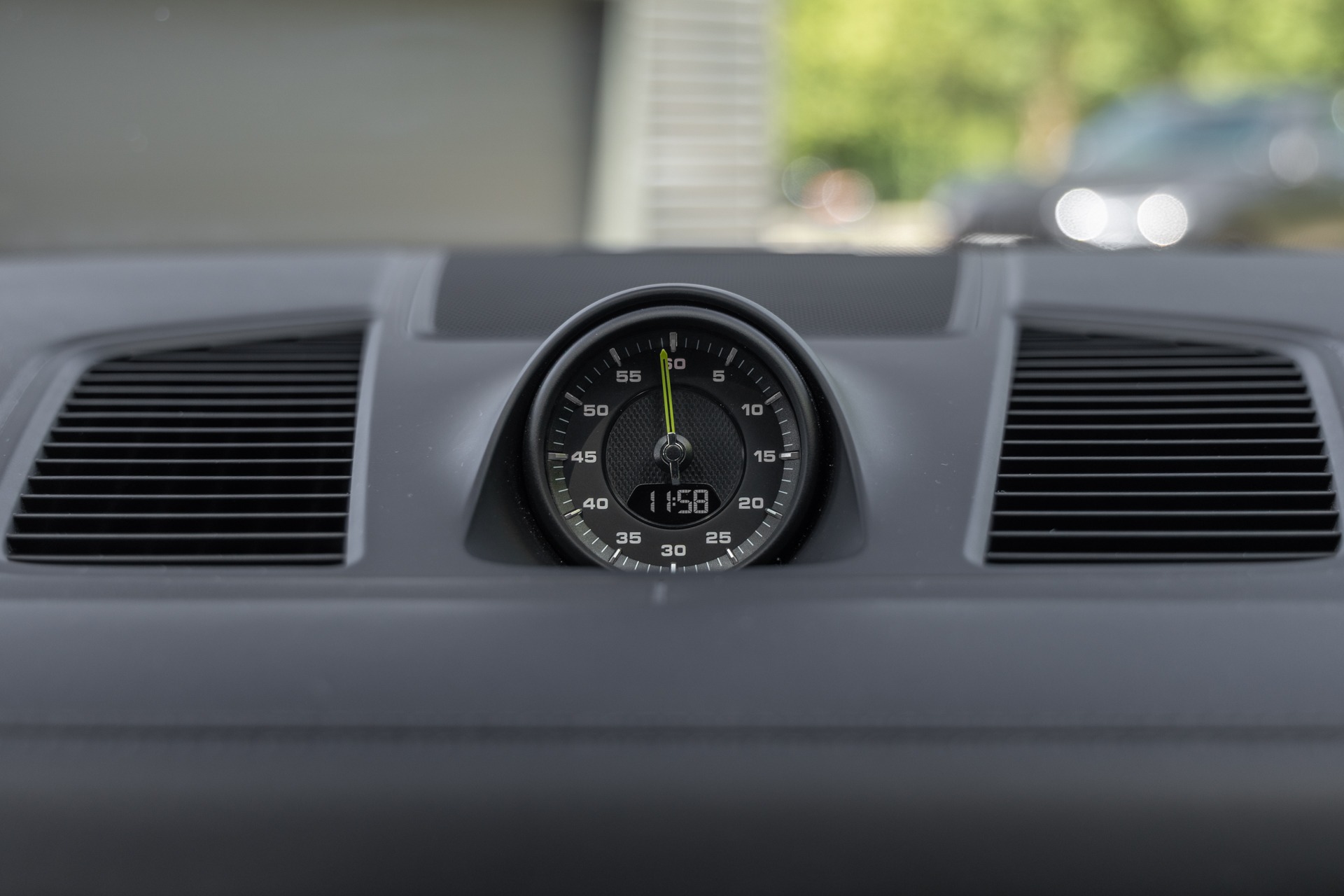 Compteur de vitesse analogique – PORSCHE – Cayenne – 2021 – Noir Schwarz – 69 900 km – 462 ch – V6 Turbo Hybrid – Transmission : Automatique – Origine Allemagne – Privaty Cars – Dépôt-vente de voitures de sport et véhicules d’exception dans l’Ouest de la France