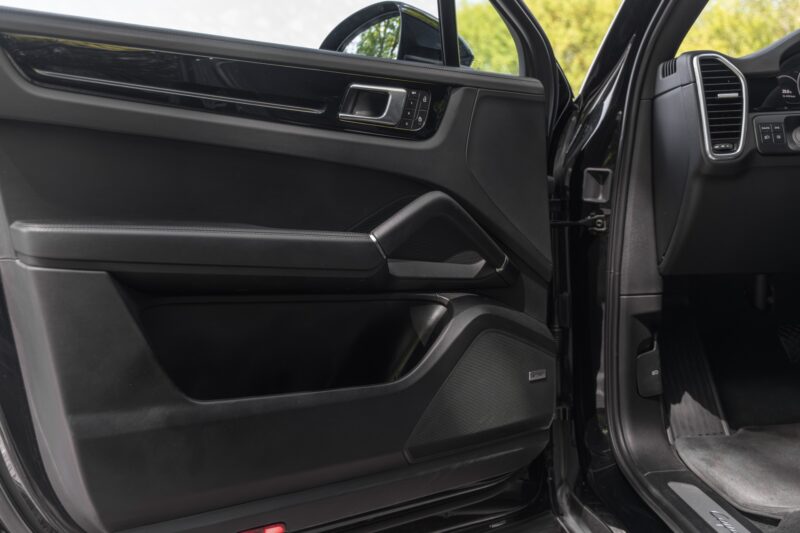 Panneau de porte avec haut-parleurs – PORSCHE – Cayenne – 2021 – Noir Schwarz – 69 900 km – 462 ch – V6 Turbo Hybrid – Transmission : Automatique – Origine Allemagne – Privaty Cars – Reprise cash de voitures de luxe sans obligation d’achat en Nouvelle-Aquitaine