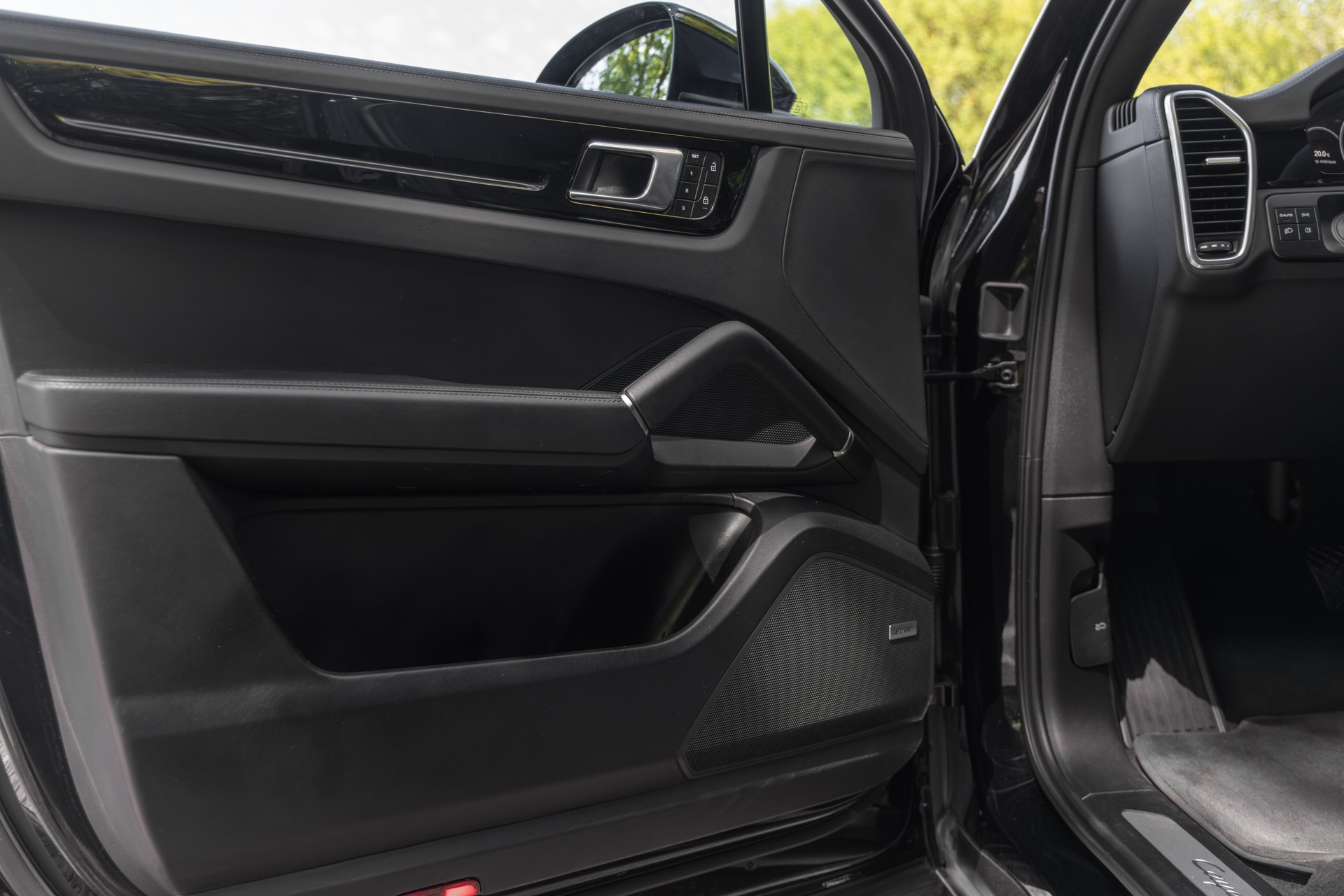 Panneau de porte avec haut-parleurs – PORSCHE – Cayenne – 2021 – Noir Schwarz – 69 900 km – 462 ch – V6 Turbo Hybrid – Transmission : Automatique – Origine Allemagne – Privaty Cars – Reprise cash de voitures de luxe sans obligation d’achat en Nouvelle-Aquitaine
