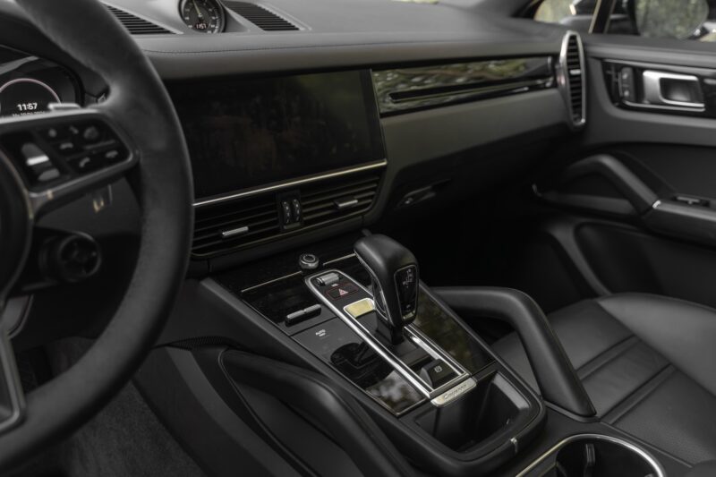 Console centrale avec écran tactile – PORSCHE – Cayenne – 2021 – Noir Schwarz – 69 900 km – 462 ch – V6 Turbo Hybrid – Transmission : Automatique – Origine Allemagne – Privaty Cars – Expert des modèles PORSCHE proche de Bordeaux