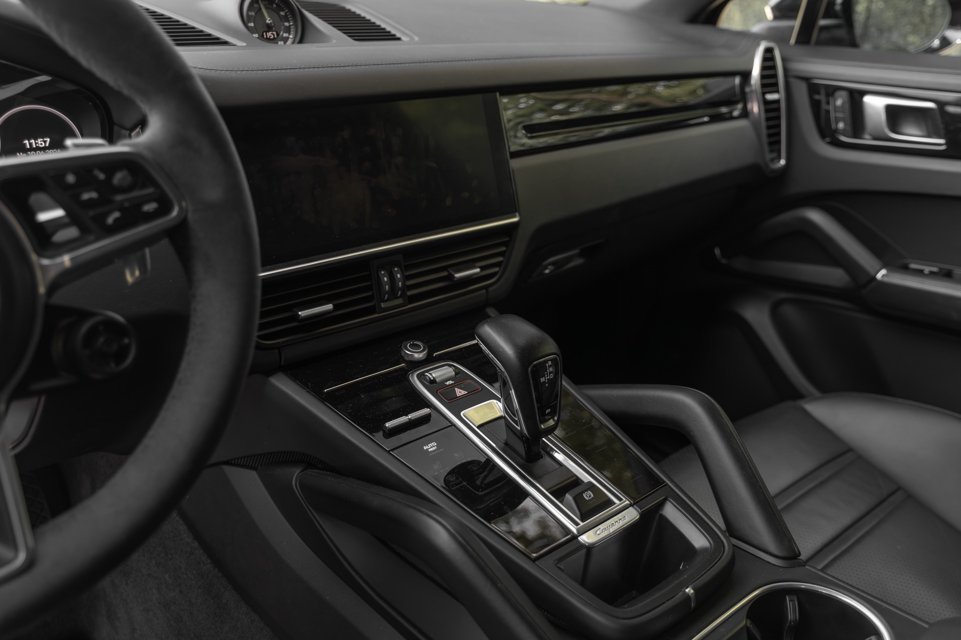Console centrale avec écran tactile – PORSCHE – Cayenne – 2021 – Noir Schwarz – 69 900 km – 462 ch – V6 Turbo Hybrid – Transmission : Automatique – Origine Allemagne – Privaty Cars – Expert des modèles PORSCHE proche de Bordeaux