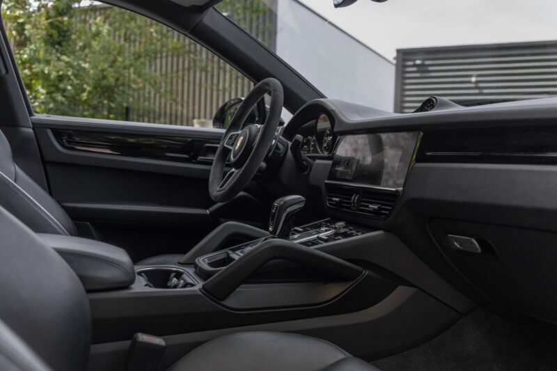Console centrale avec écran tactile – PORSCHE – Cayenne – 2021 – Noir Schwarz – 69 900 km – 462 ch – V6 Turbo Hybrid – Transmission : Automatique – Origine Allemagne – Privaty Cars – Vente de véhicules d’investissement et de collection à 2 heures de Paris en TGV