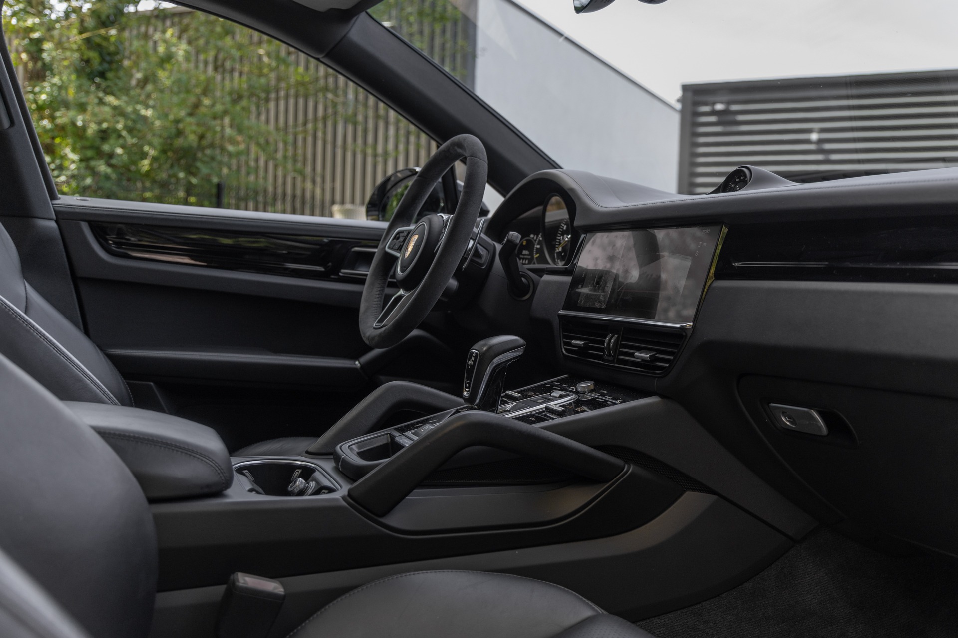 Console centrale avec écran tactile – PORSCHE – Cayenne – 2021 – Noir Schwarz – 69 900 km – 462 ch – V6 Turbo Hybrid – Transmission : Automatique – Origine Allemagne – Privaty Cars – Vente de véhicules d’investissement et de collection à 2 heures de Paris en TGV